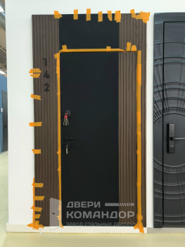 Входная дверь Barton с фальшфрамугами на выставку