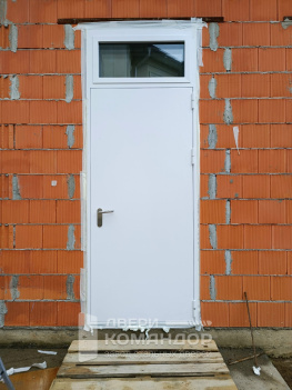 Входная противопожарная дверь терморазрыв  металл / металл, с фрамугой со стеклопакетом, с ручкой антипаника, магнитными уплотнителями, на заказ