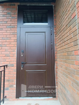 Входная дверь терморазрыв  шпон / эмаль/шпон с двухцветной окраской металла, магнитными уплотнителями, порогом из нержавейки, с фрамугой со стеклопакетом, на заказ